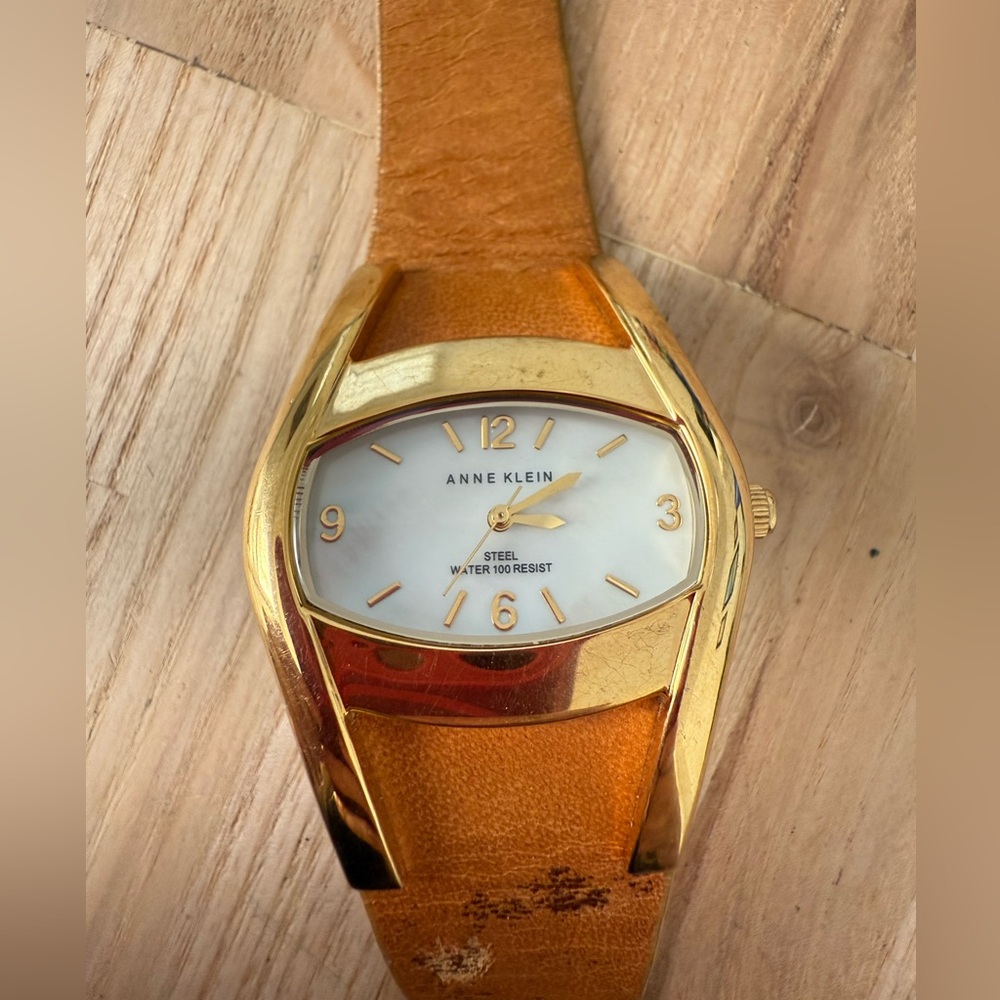 Anne Klein ladies gold tone tan leather watch NEW BATTERY